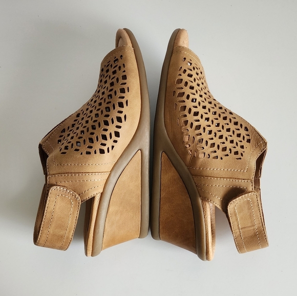 Earth Cascade Women's 9D Wide Camel Vintge Leather Wedge Sandals - Picture 5 of 11